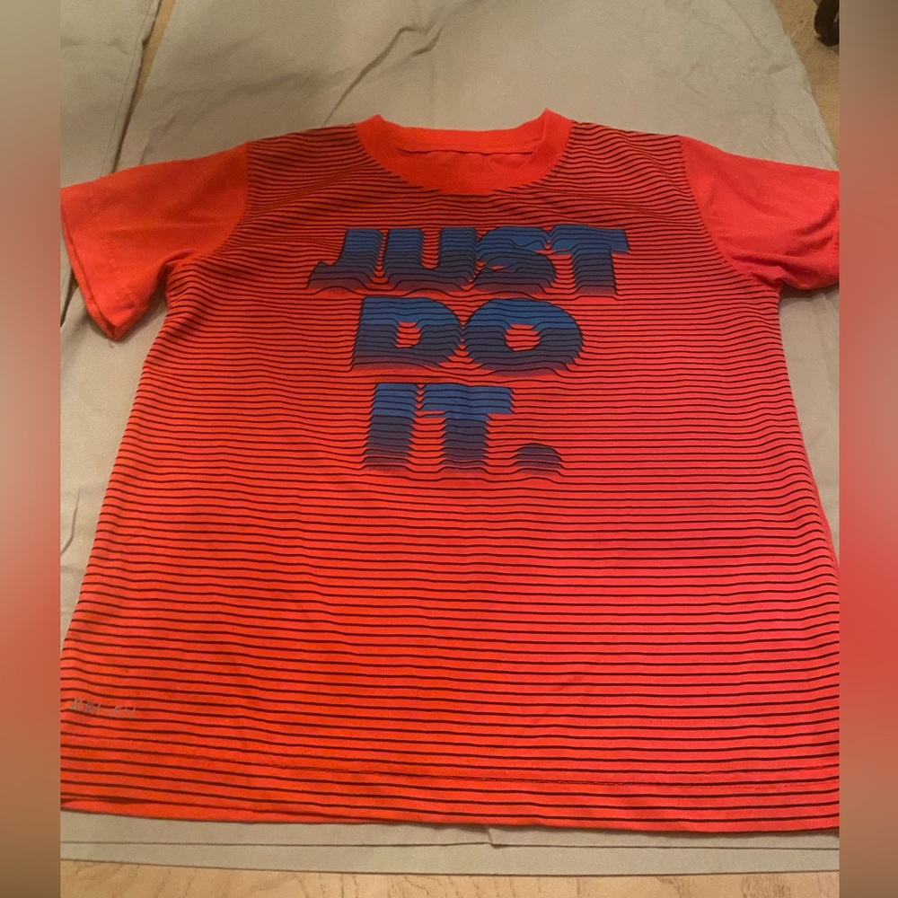 Boy s sz 6 dri-fit t-shirt NWOT-NIKE